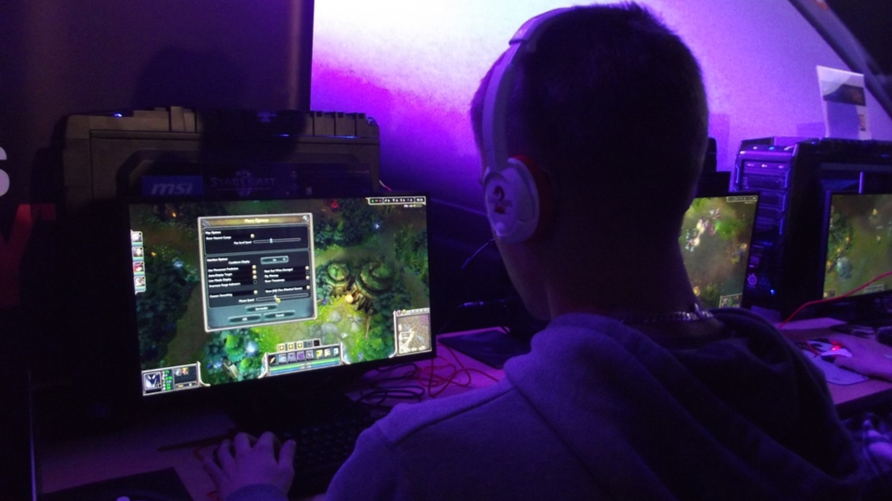 En spiller, der konkurrerer ved en esportsturnering