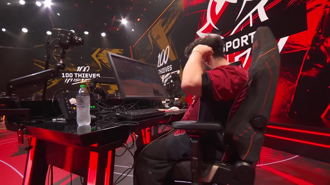 jugador de 100 Thieves en el escenario de VCT Americas