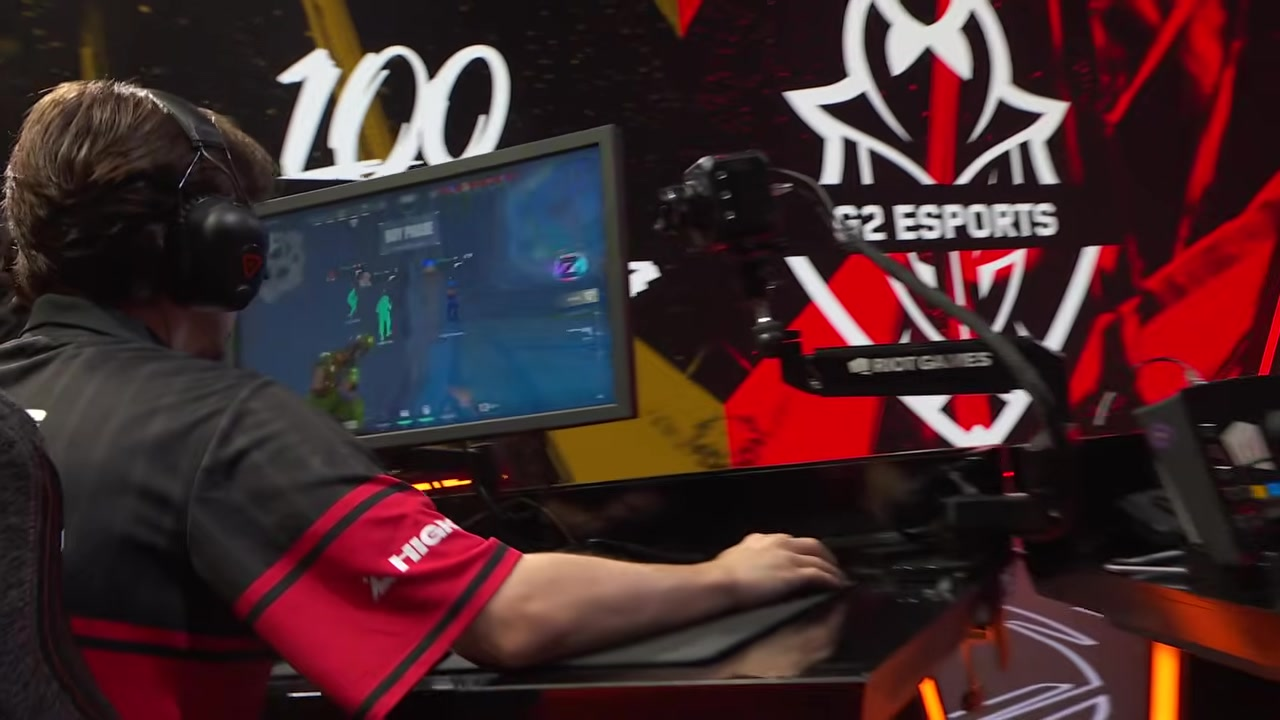 jugador de 100 Thieves en una estación de partido
