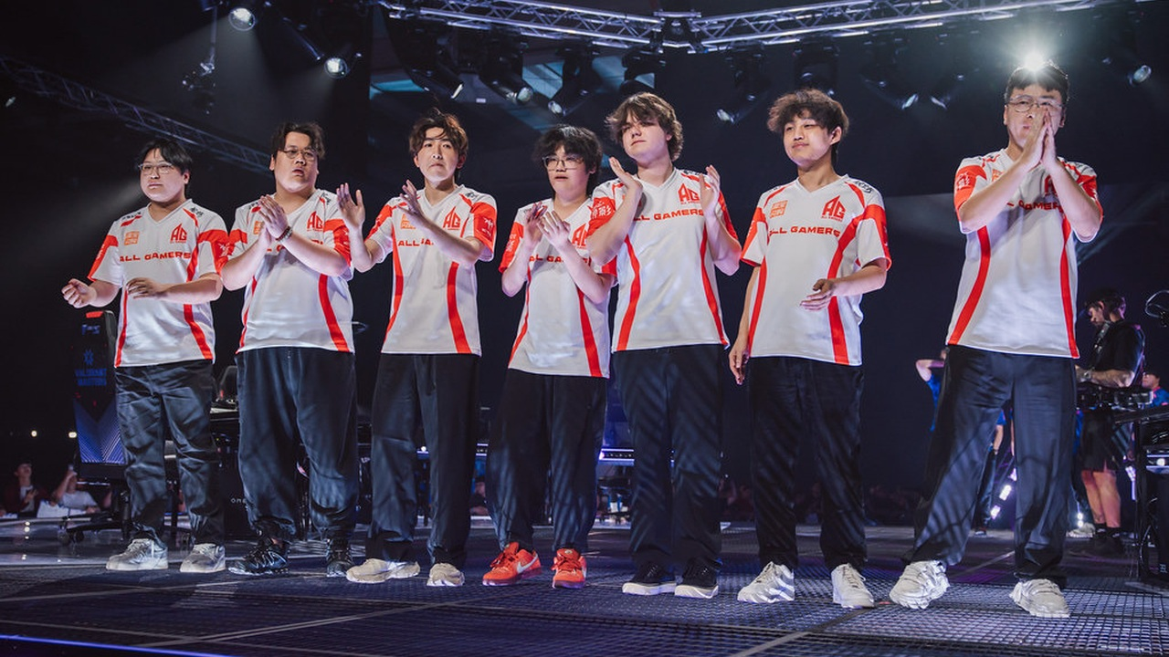 Jugadores de All Gamers juntos en un evento de VALORANT