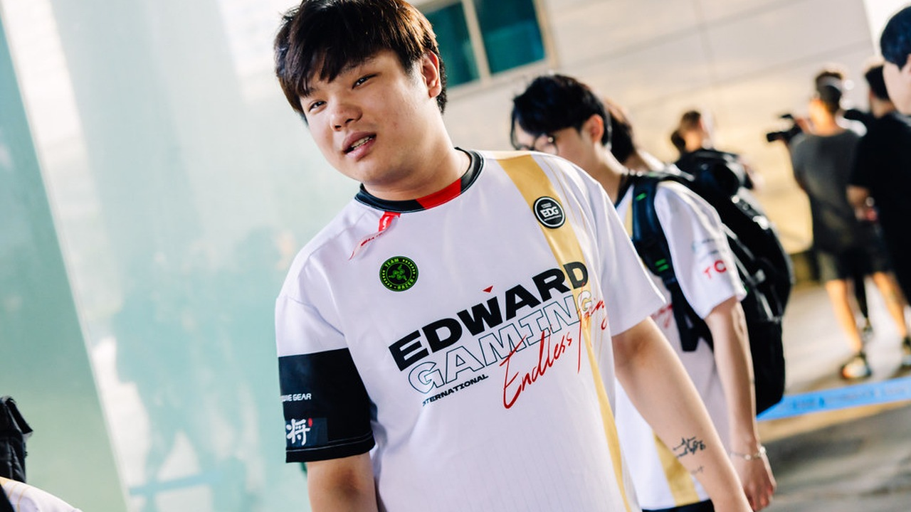 Haodong camina por el recinto de un evento de VALORANT