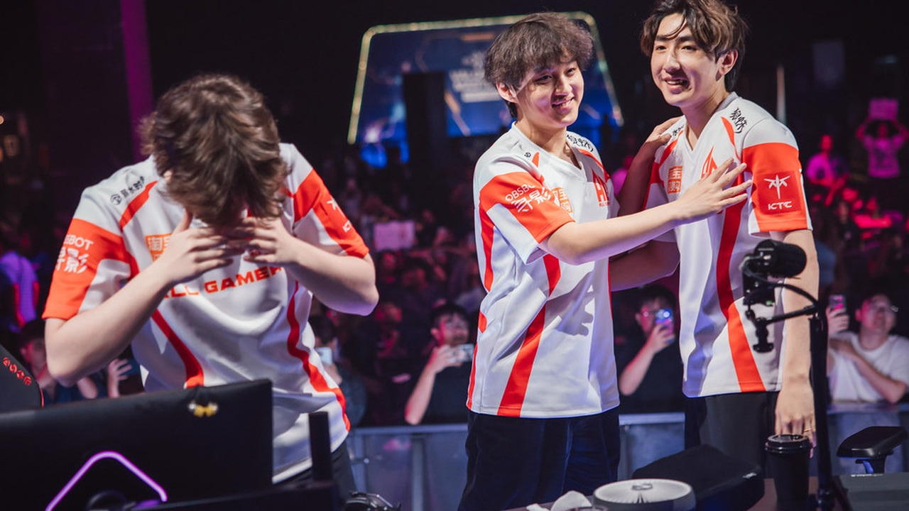 Jugadores de All Gamers celebran junto al escenario