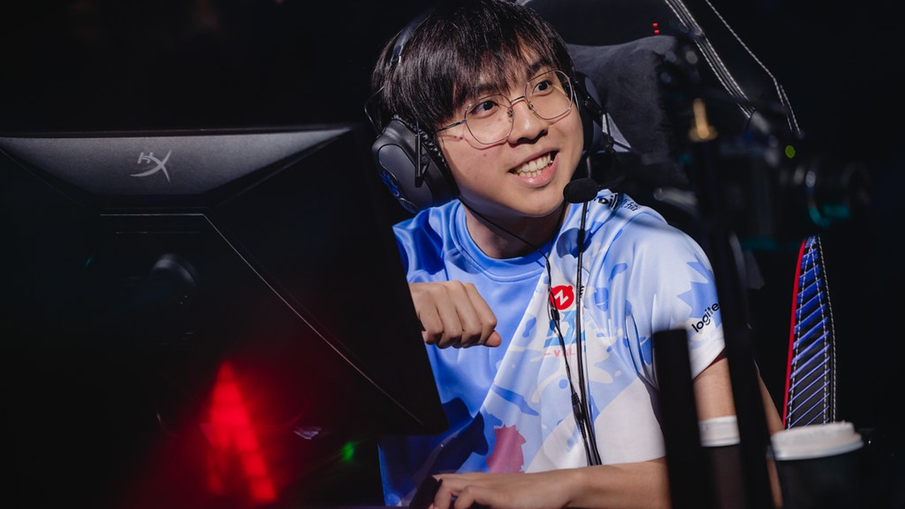 Een Bilibili Gaming-speler zit achter zijn podiumcomputer