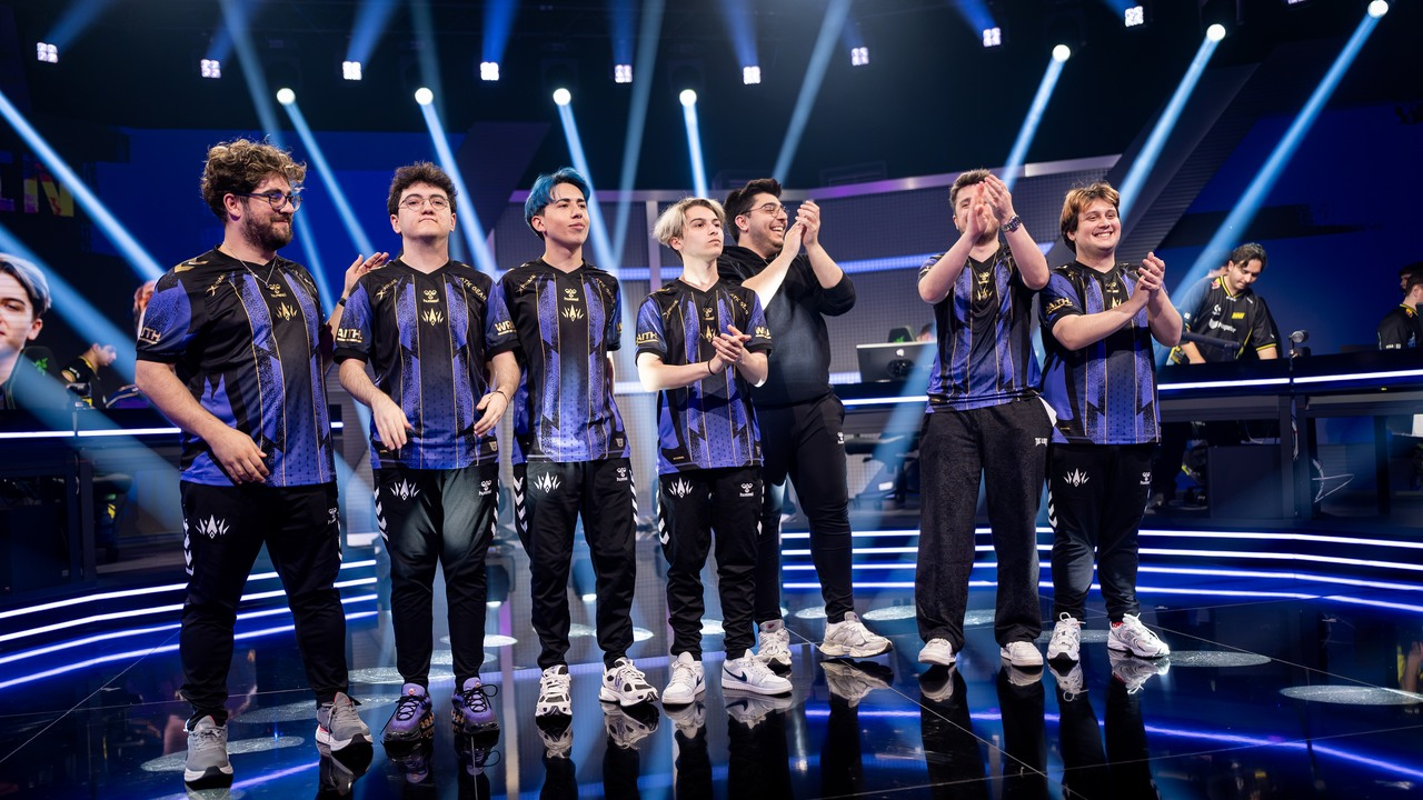 BBL Esports spelare och personal står tillsammans på VCT EMEA-scenen