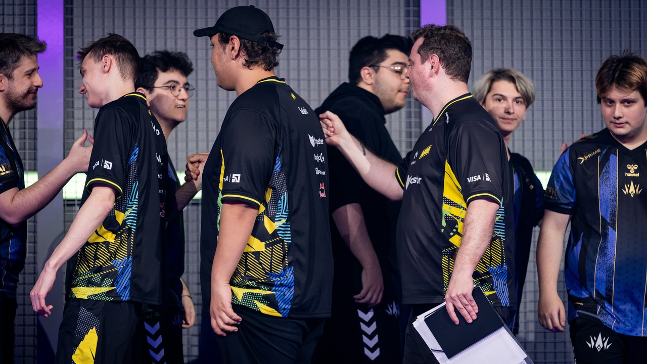 BBL Esports och NAVI spelare skakar hand efter sin VCT EMEA-match