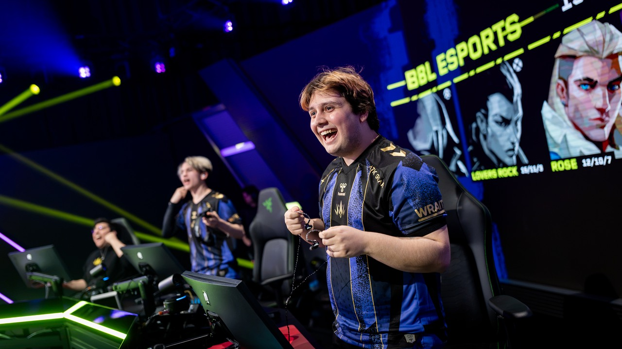 En BBL Esports-spelare ler vid sin turneringsdator på VCT EMEA-scenen