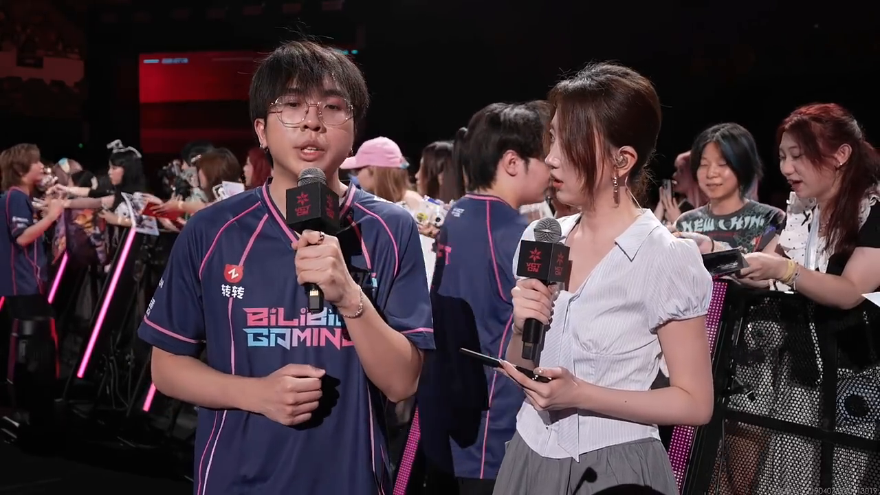 Un jugador de Bilibili Gaming habla tras el partido actual de VCT China