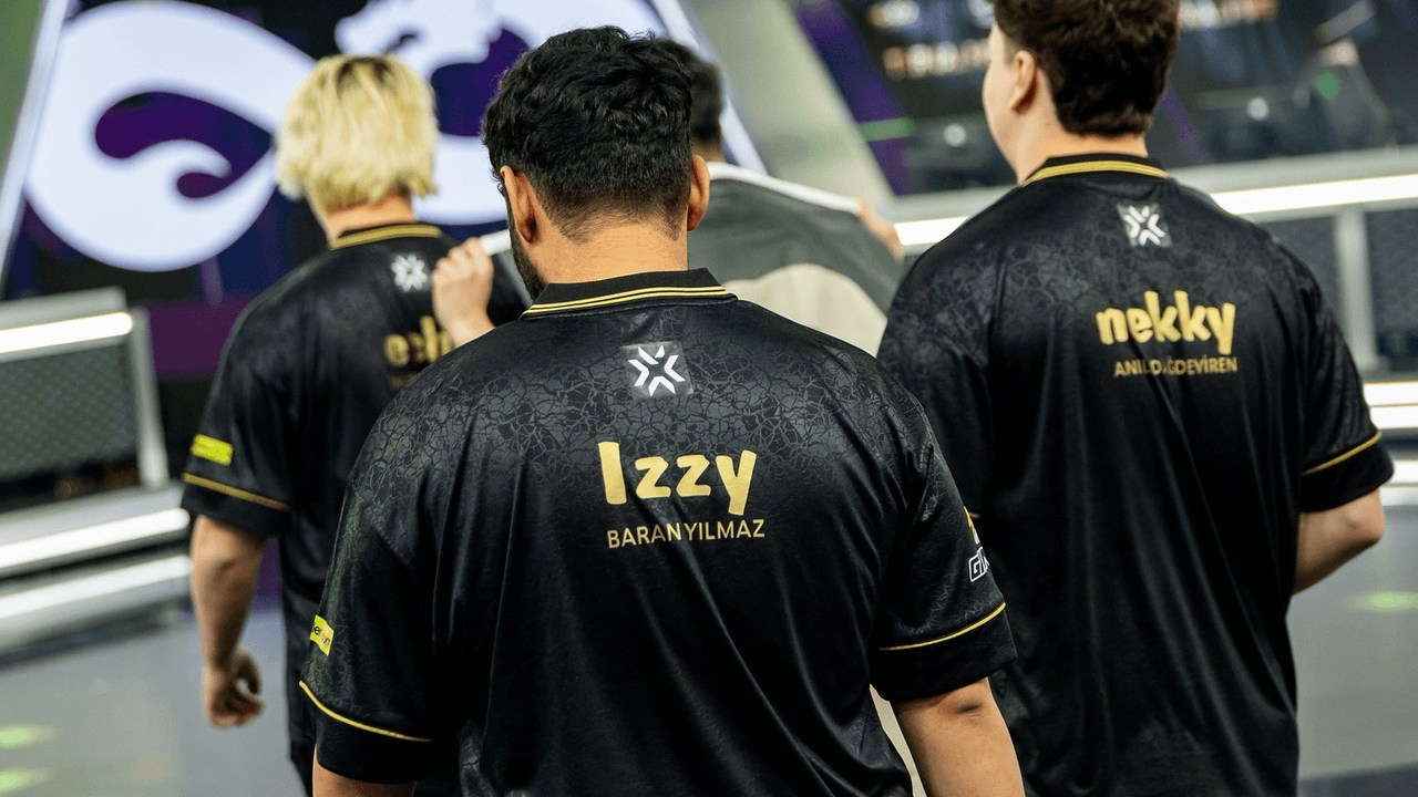 Izzy står sammen med Eternal Fire Esports-lagkamerater