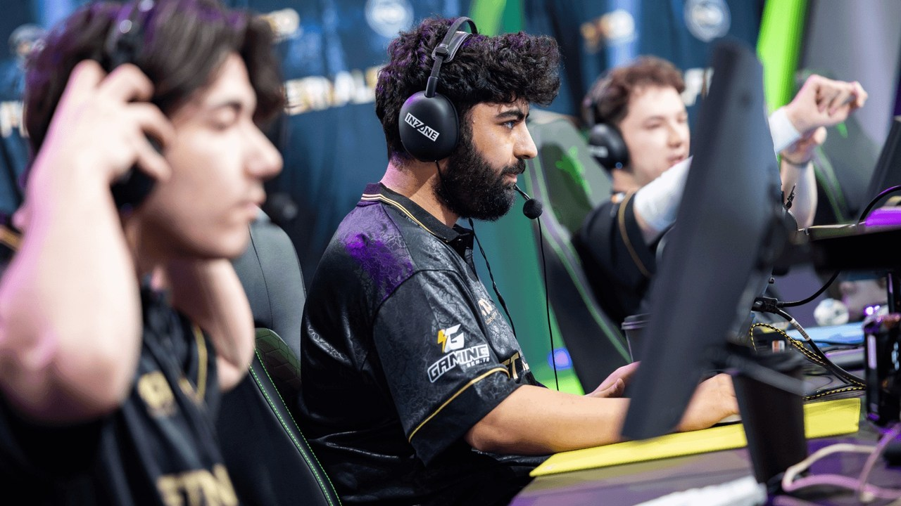 Eternal Fire Esports-spillere sitter ved Valorant-turneringsdatamaskiner
