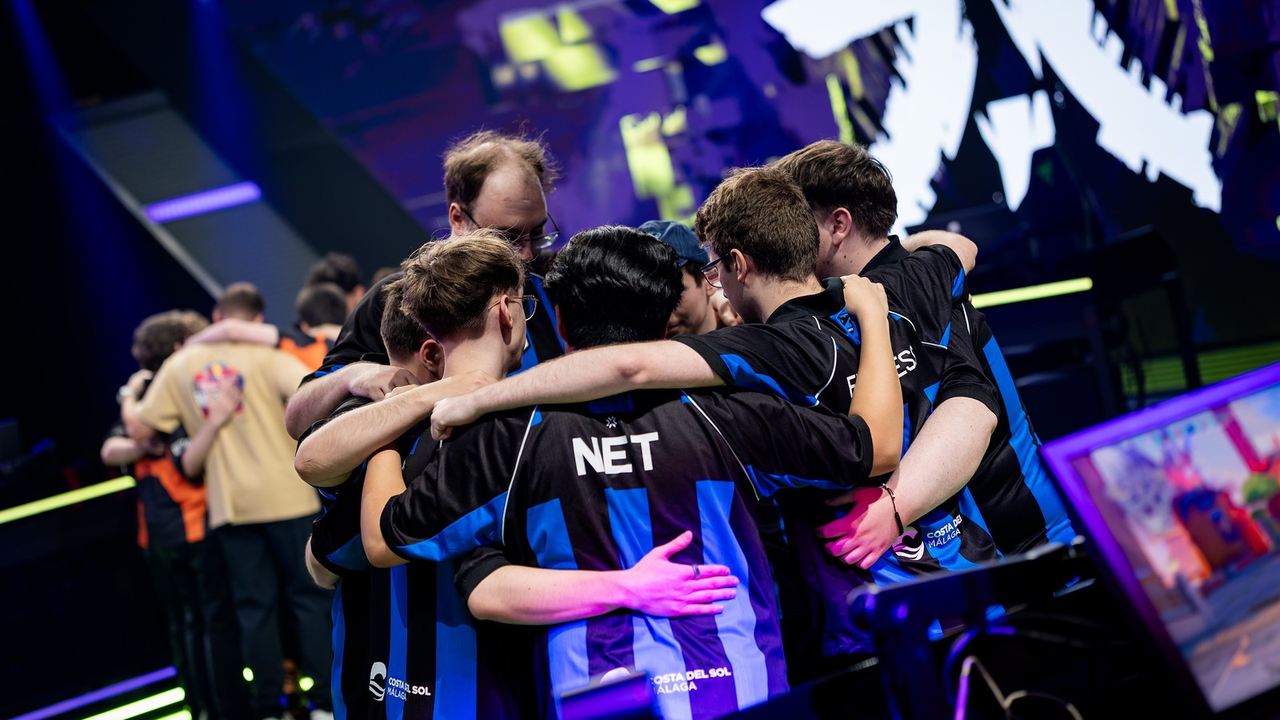 FNATIC-spillere fejrer deres 2-0-serissejr over GIANTX