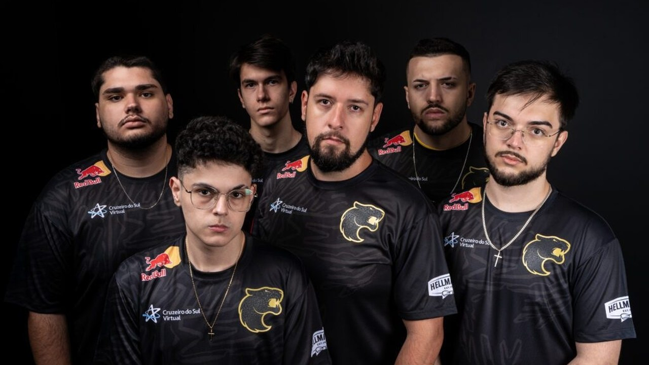 FURIA Academy Valorant-Spieler stehen zusammen in Teamtrikots