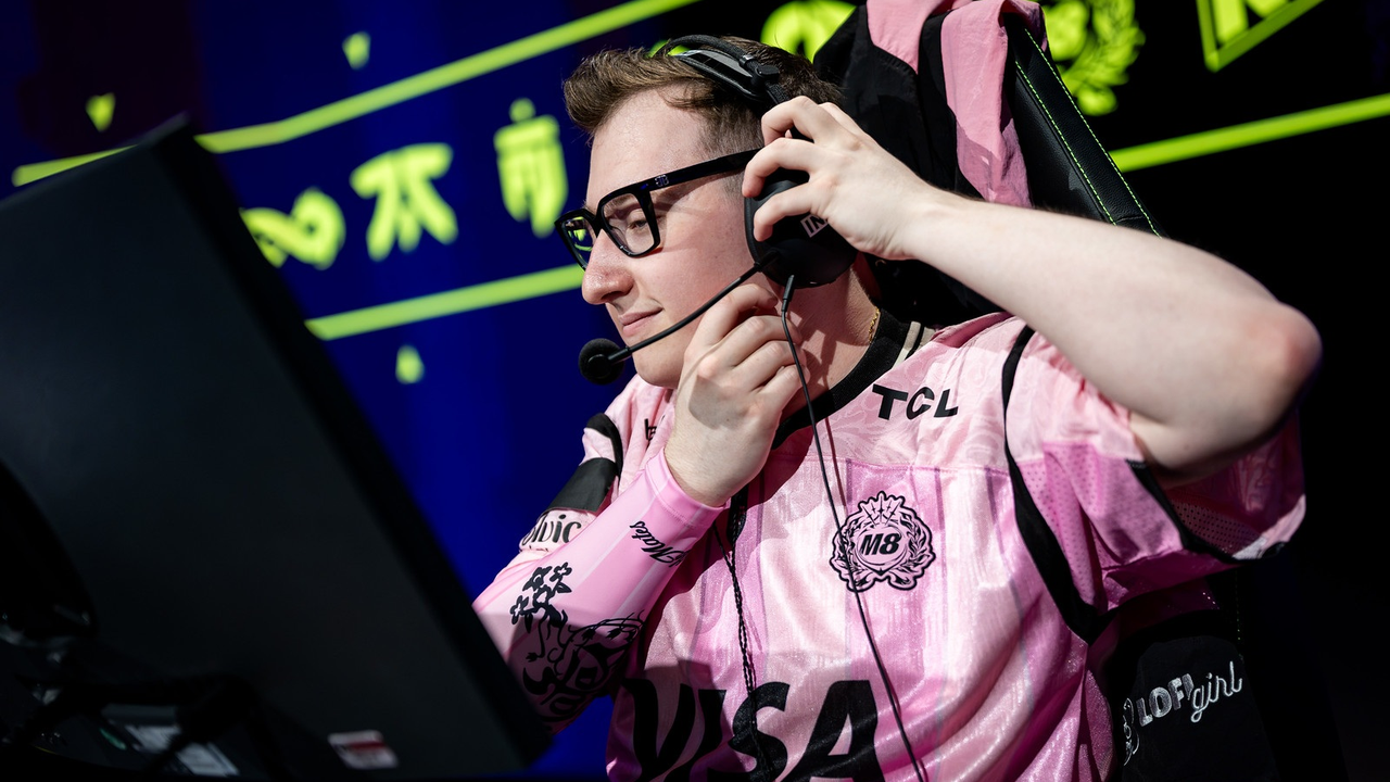 En Gentle Mates-spelare förbereder sig för den pågående matchen mot FUT Esports