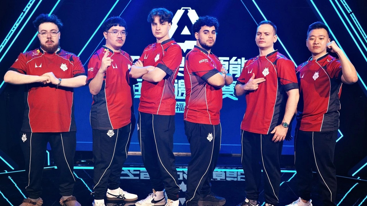 G2 Valorant-spelare poserar tillsammans i svarta tröjor
