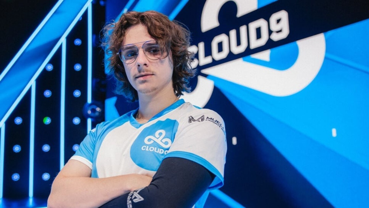 Cloud9 Valorant-spelare poserar tillsammans i lagtröjor