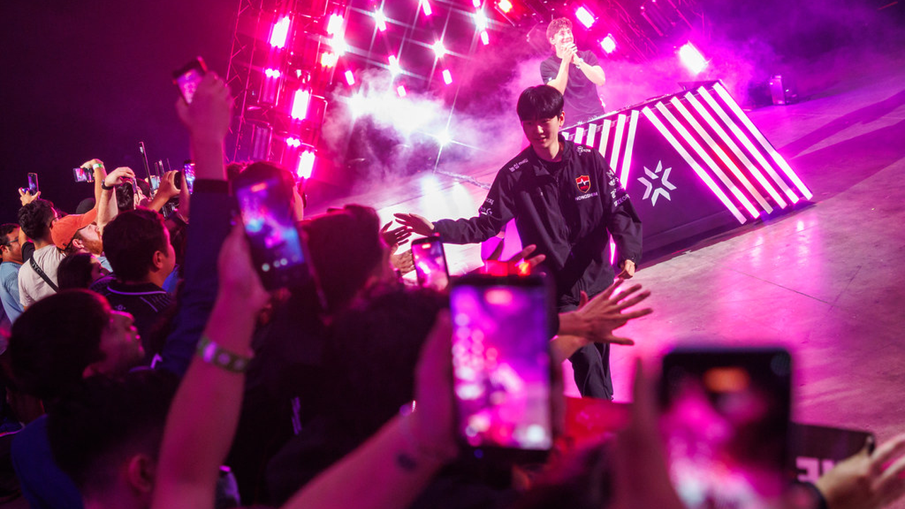 El jugador de Nongshim RedForce, Xross, compite en el escenario de VCT Pacific