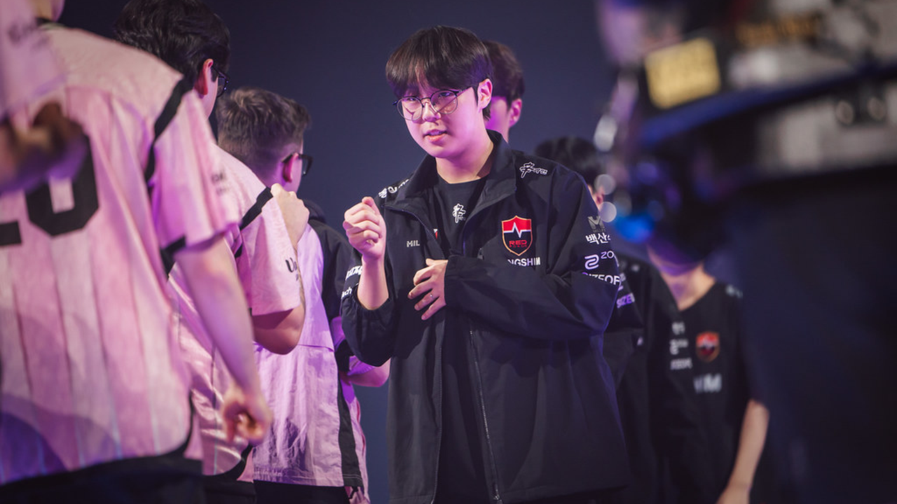 Jugadores de Nongshim RedForce se dan puños en el escenario de VCT Pacific