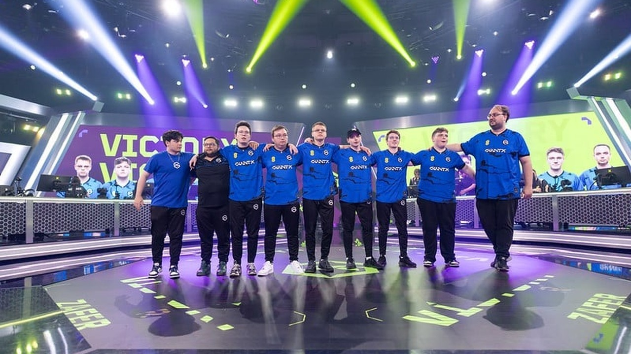 Les joueurs de GIANTX Valorant posent ensemble sur scène