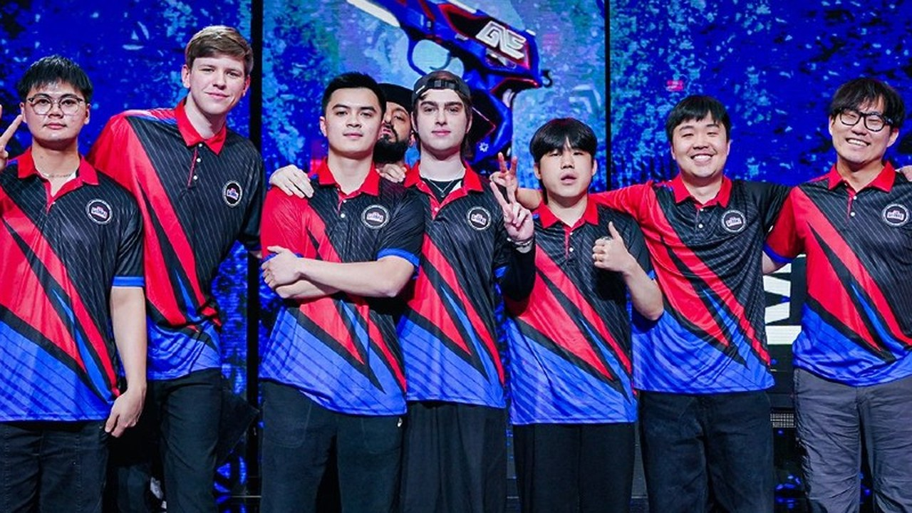 Jugadores y cuerpo técnico de Global Esports posan juntos en un escenario de Valorant
