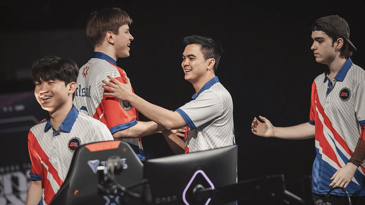 Cuatro jugadores de Global Esports celebran junto a sus estaciones de juego