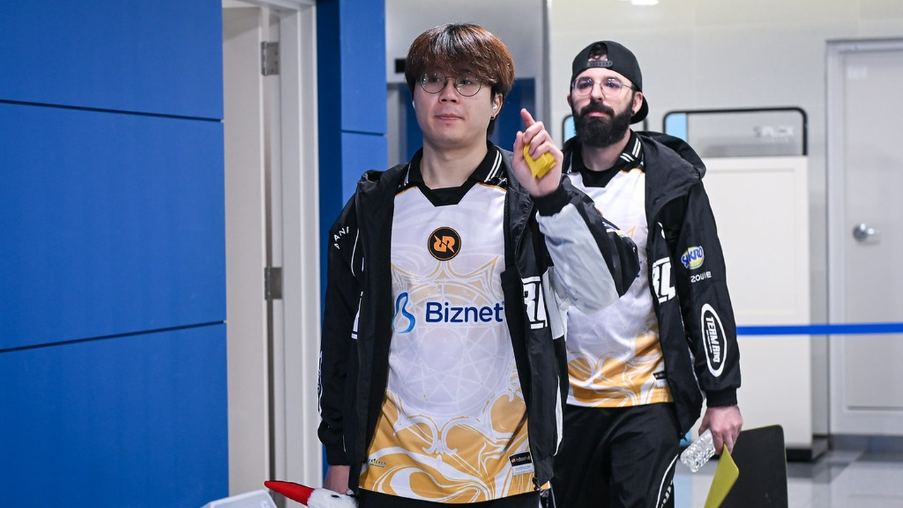 Les joueurs de Rex Regum Qeon arrivent pour leur match actuel contre Global Esports