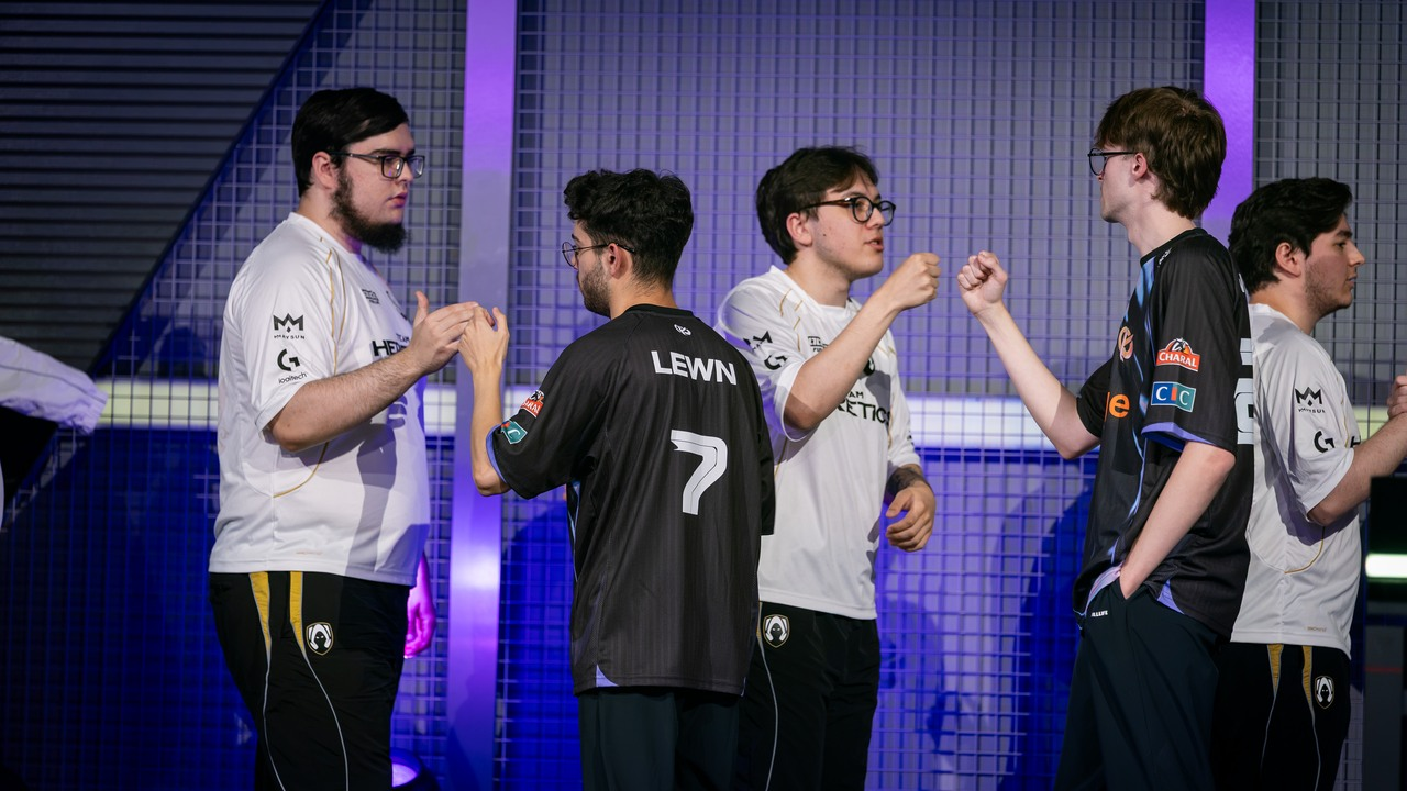 Karmine Corp- och Team Heretics-spelare utbyter fist bumps efter matchen