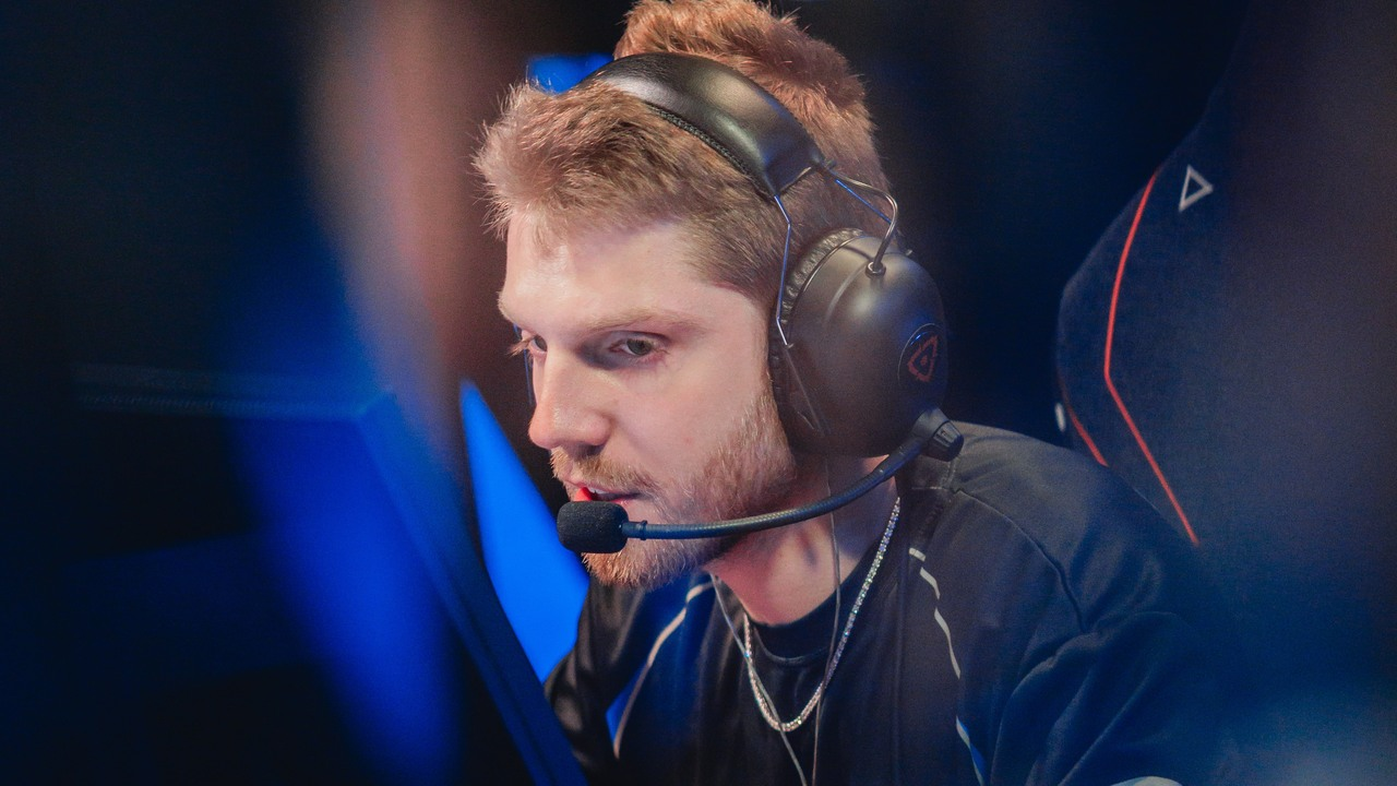 En ENVY-spelare koncentrerar sig vid sin turneringsdator under VCT Americas