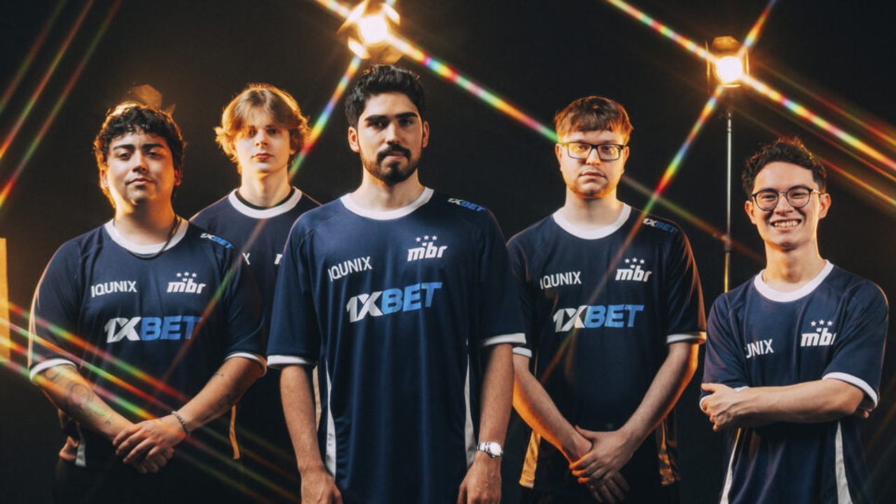 Vijf MIBR Valorant-spelers staan samen in donkere teamshirts