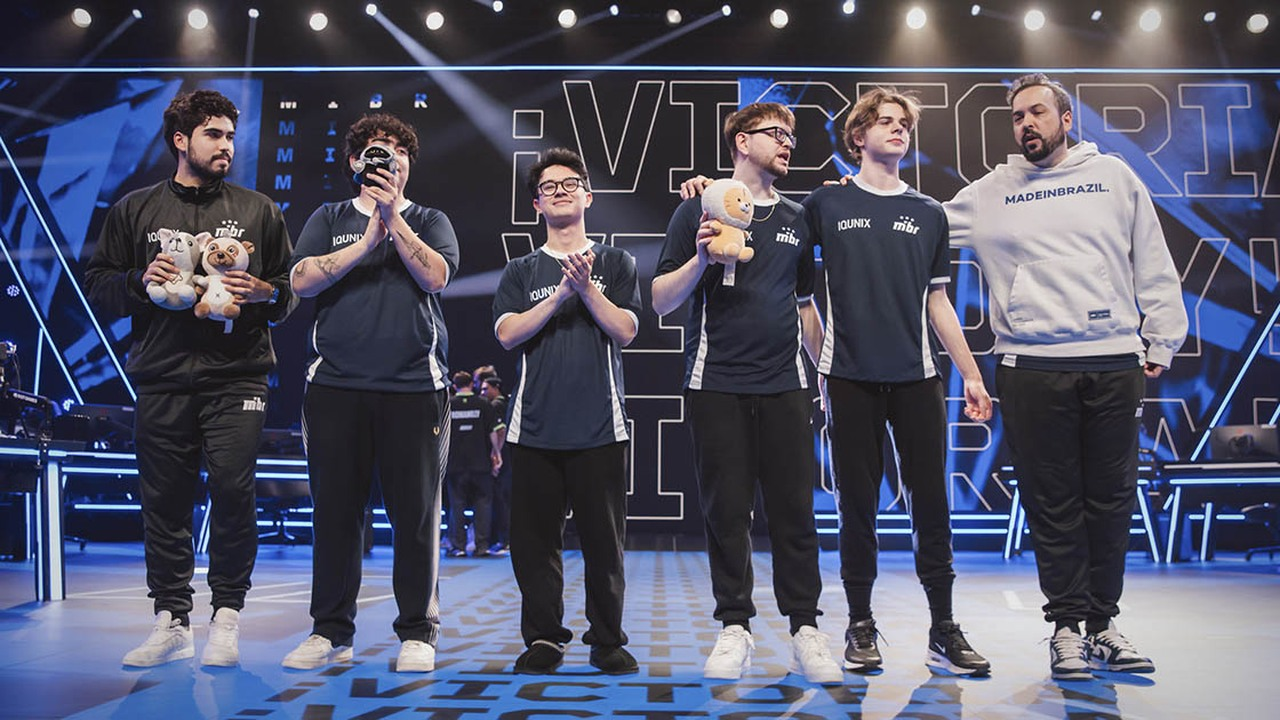 MIBR Valorant-spelers en staf staan samen op het VCT-podium