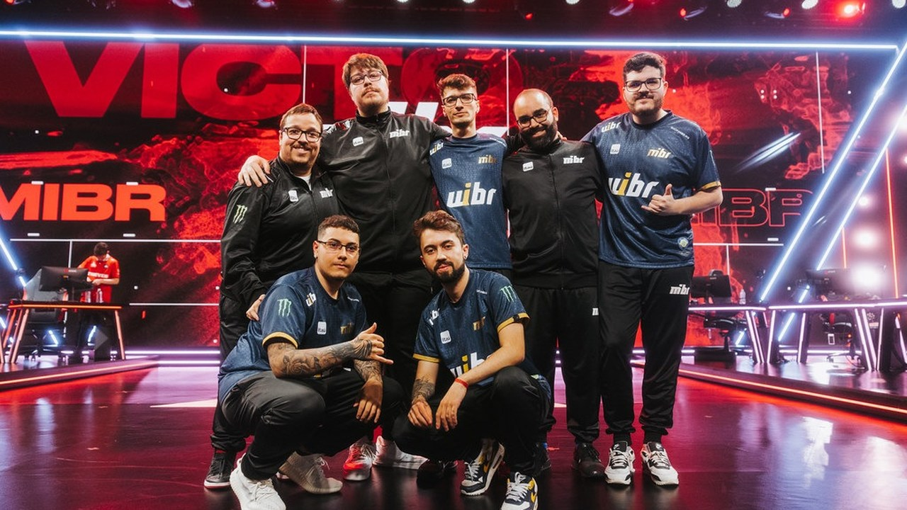 MIBR Valorant-Spieler stehen gemeinsam auf der Bühne