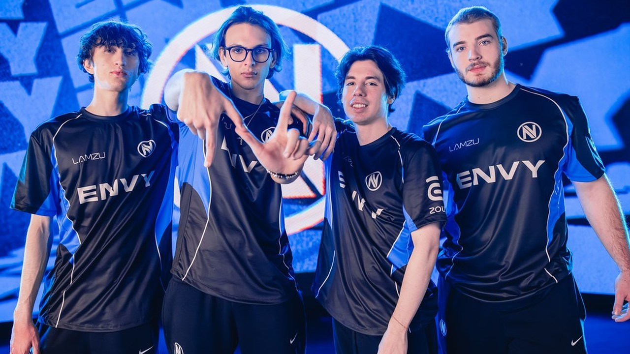 ENVY Valorant-Spieler feiern gemeinsam auf der Bühne