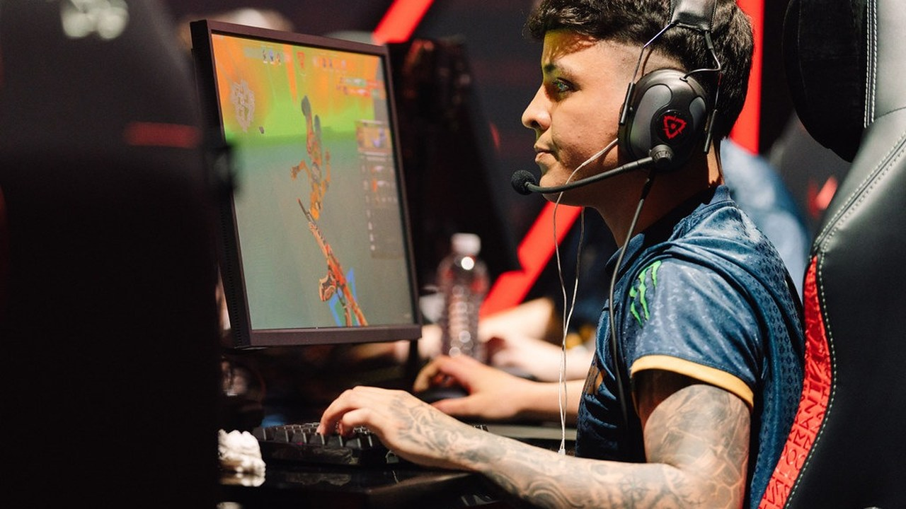 Ein MIBR-Spieler tritt an einem Valorant-Turniercomputer an