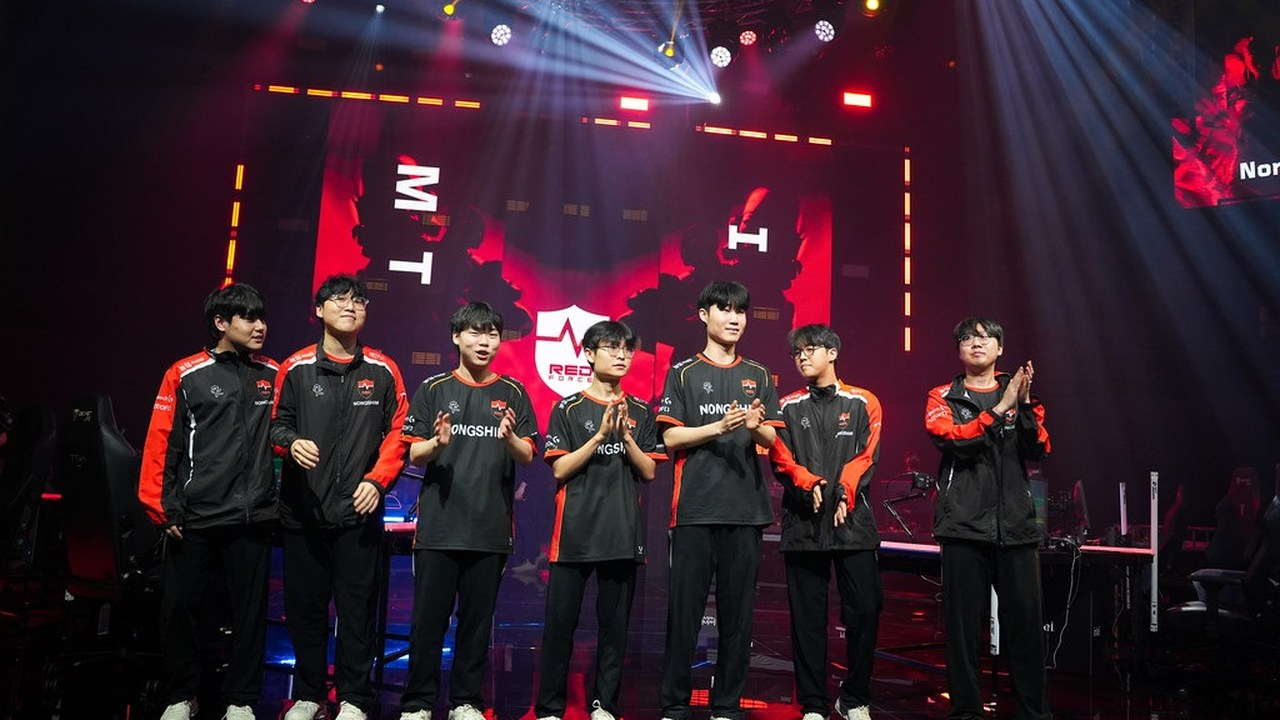 Nongshim RedForce-spillere står sammen på Valorant-scenen