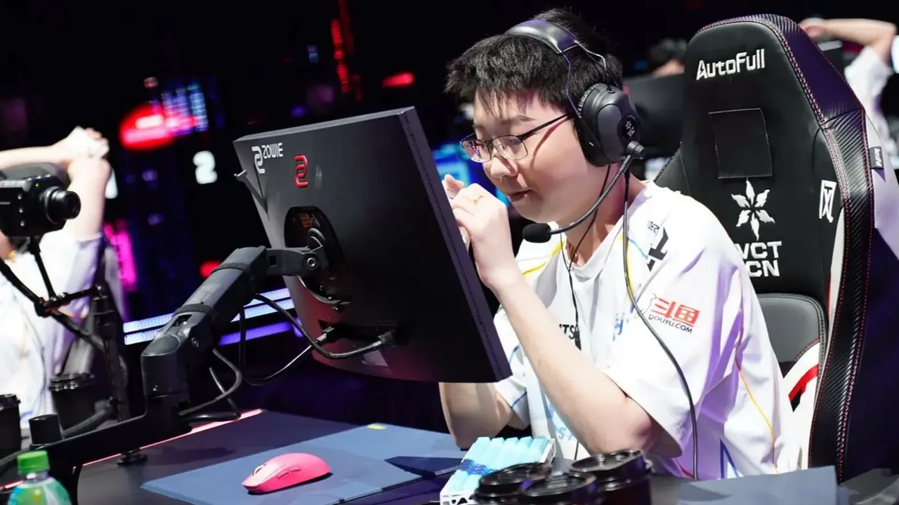 To Trace Esports-spillere sidder ved deres computere på VCT China-scenen