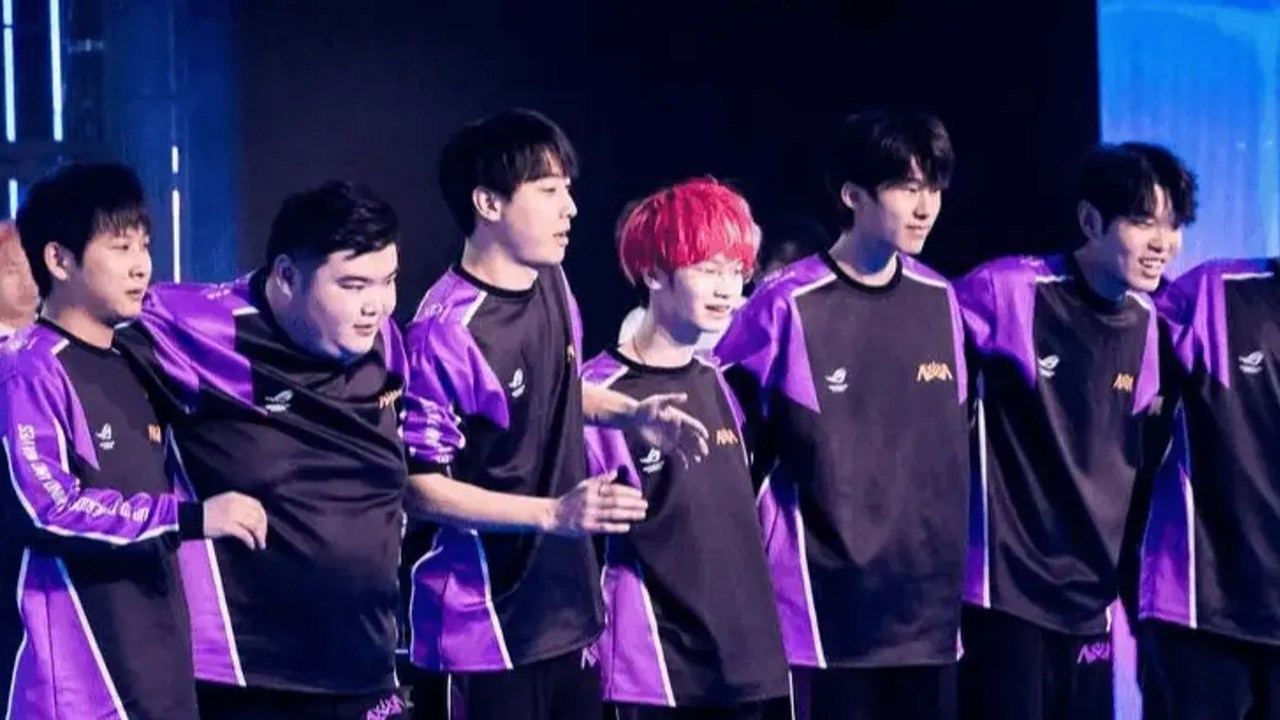 Los jugadores de Valorant de Nova Esports posan juntos en el escenario