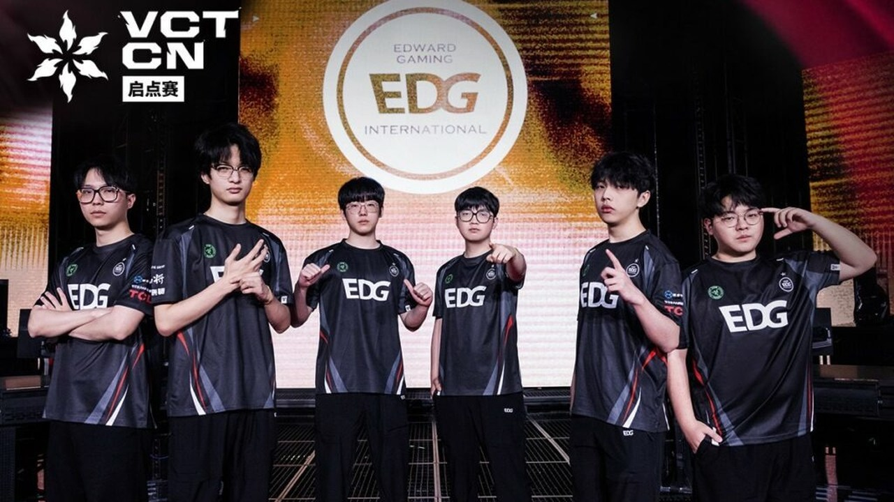 Los jugadores de Valorant de EDward Gaming posan en fila