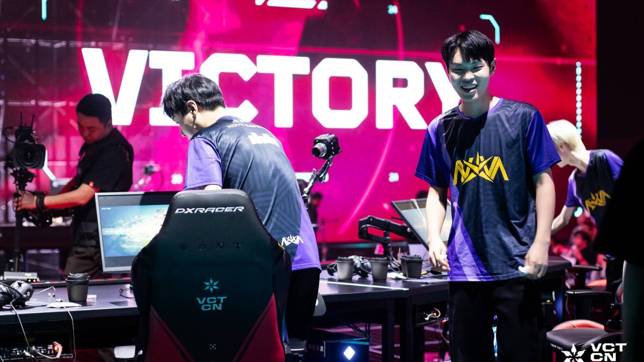 Los jugadores de Valorant de Nova Esports celebran en sus escritorios