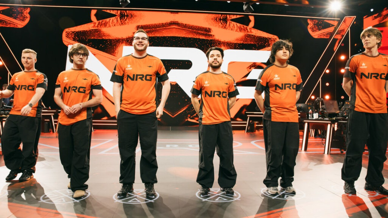 NRG Valorant-spelers staan samen in zwarte teamshirts