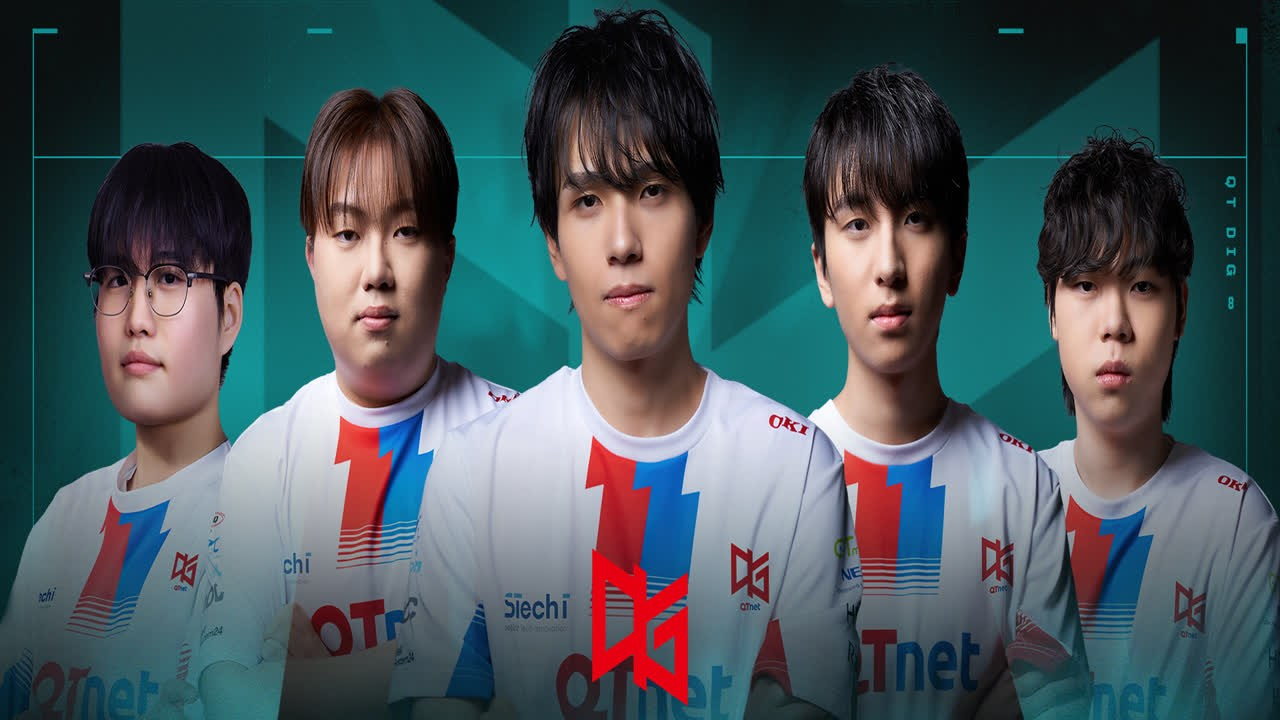 Cinco jugadores de Valorant de QT DIG posan con camisetas blancas del equipo