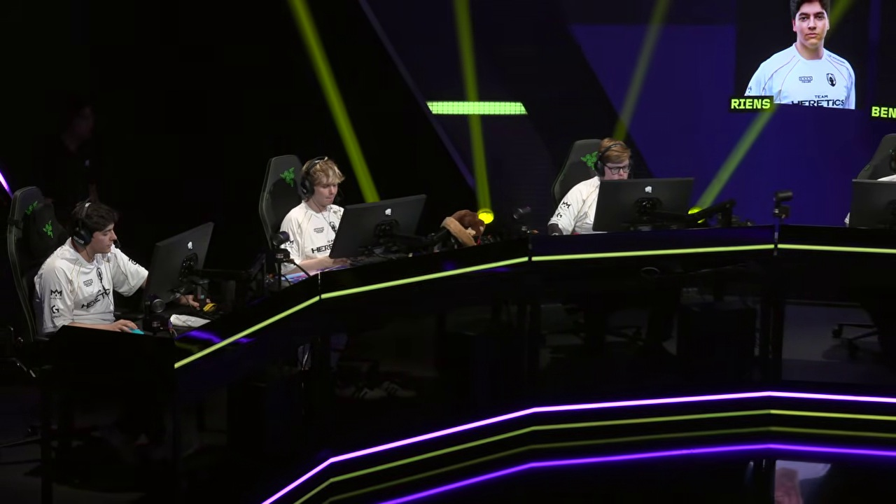 Team Heretics spelare sitter tillsammans vid sina datorer på VCT EMEA-scenen