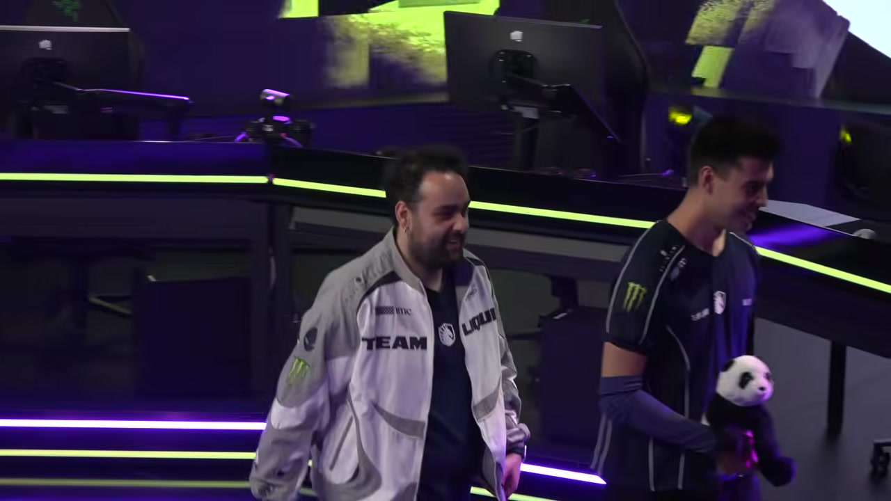 Team Liquid och Team Heretics spelare möts på scenen