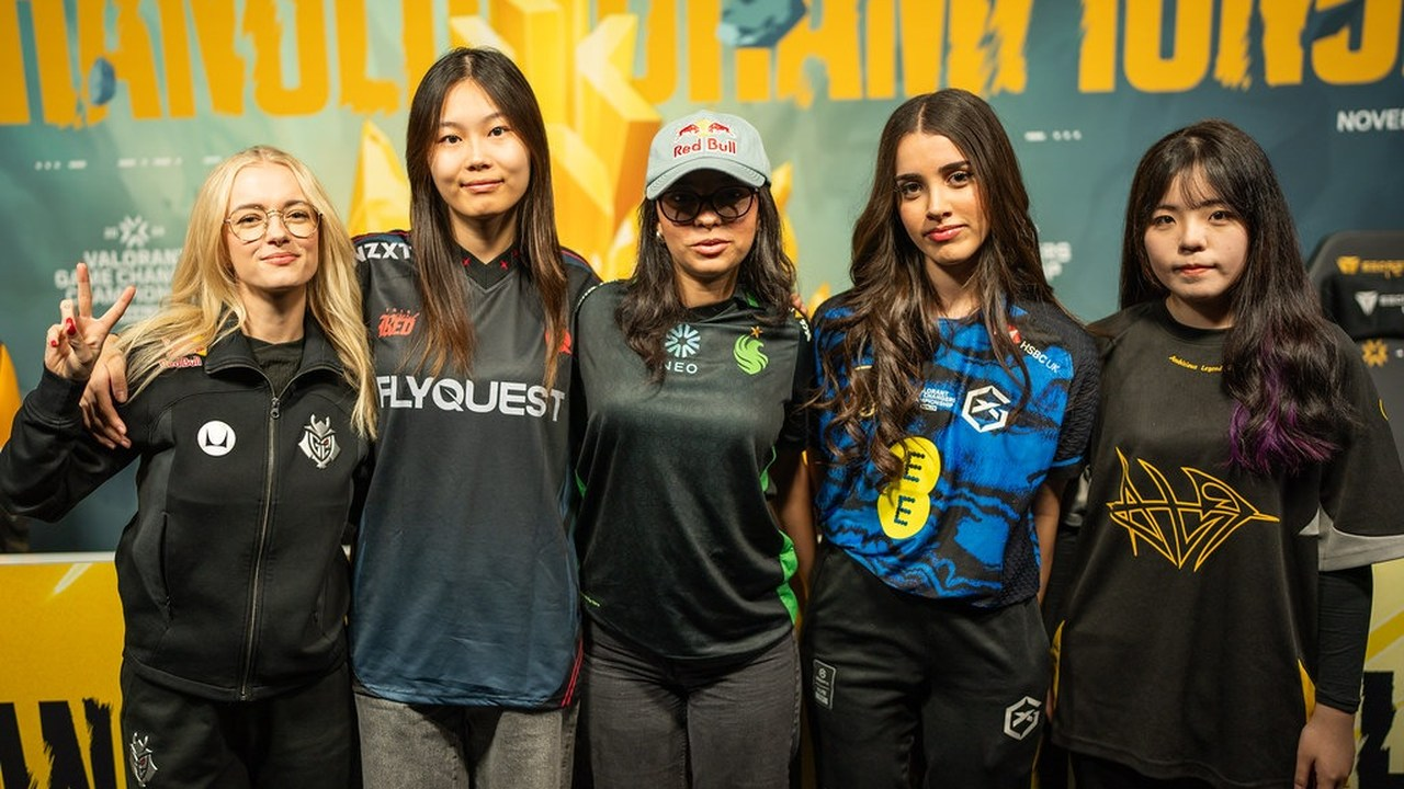 Los jugadores de GIANTX GC posan juntos en un evento de Valorant