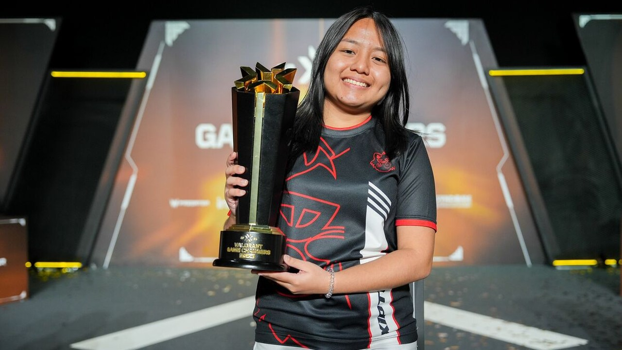 Grahams sostiene un trofeo en un evento de Valorant
