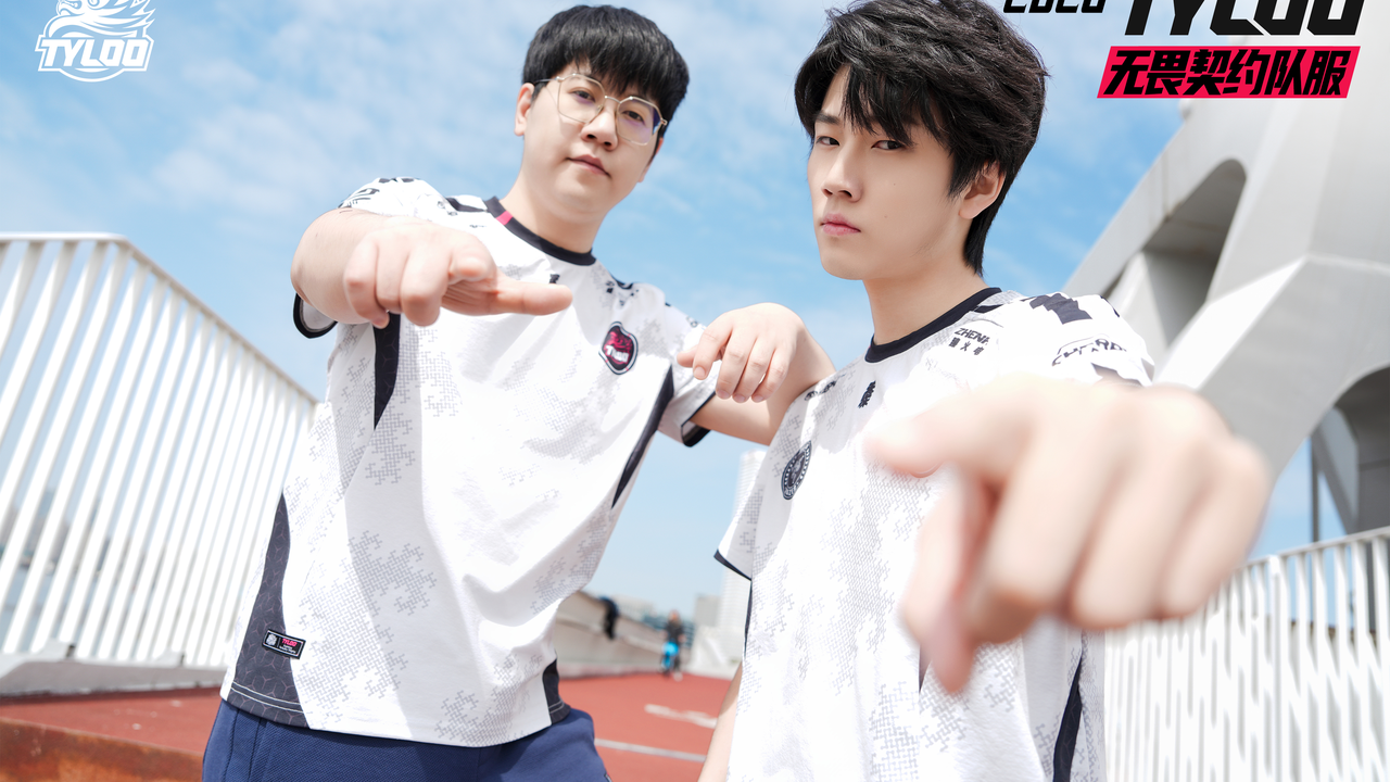 Dos jugadores de TYLOO con la camiseta de Valorant de 2026