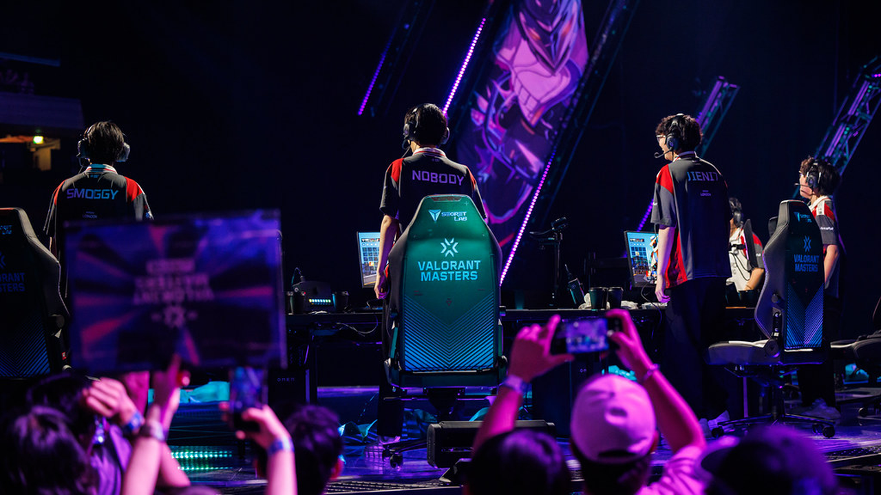 Jugadores de EDward Gaming en el escenario en Masters London 2026