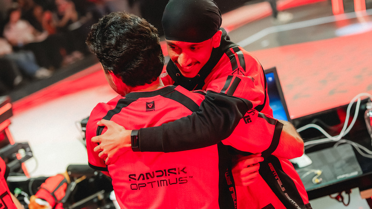 Jugadores del VCT Americas se abrazan tras un partido