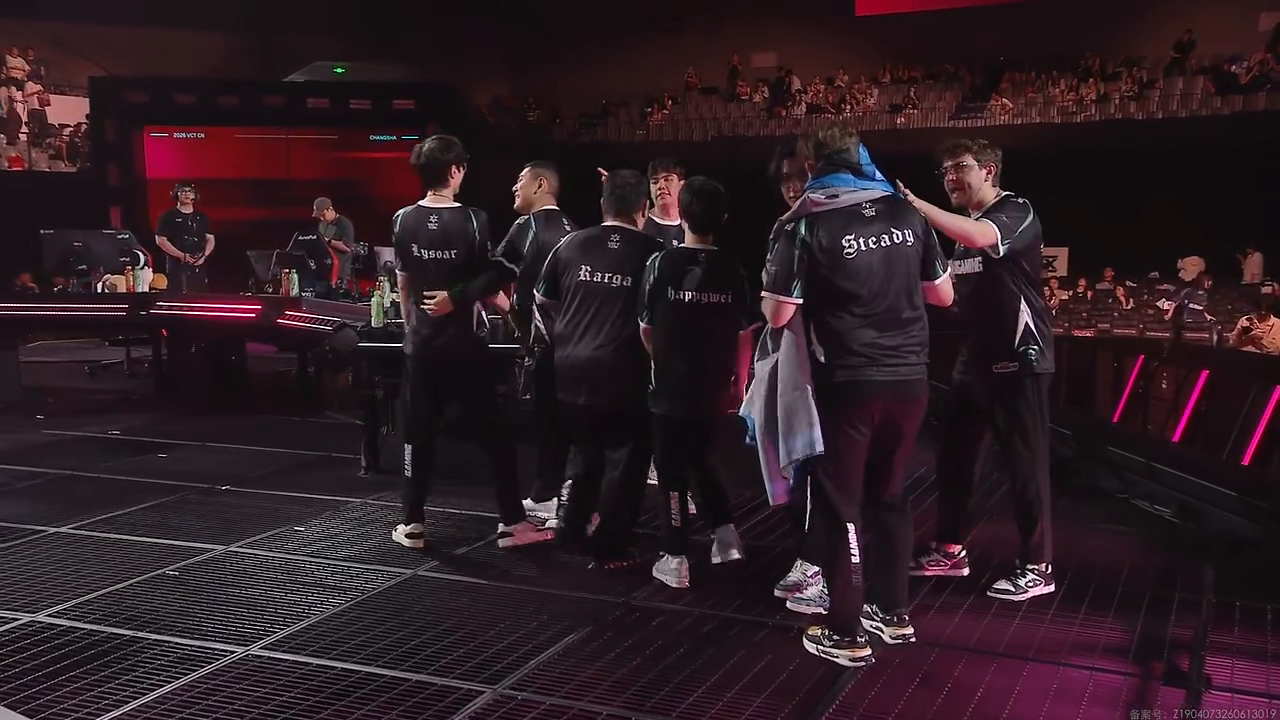 Spelare från Xi Lai Gaming samlas på scenen efter segern mot All Gamers