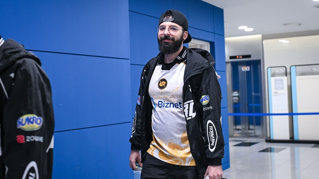 Un jugador de RRQ de Valorant camina por el recinto del torneo