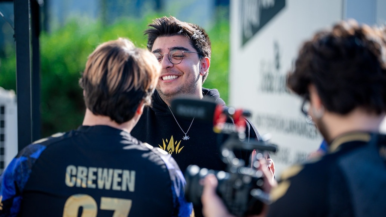 En PCIFIC Esports-spiller smiler ved scenens kameraer