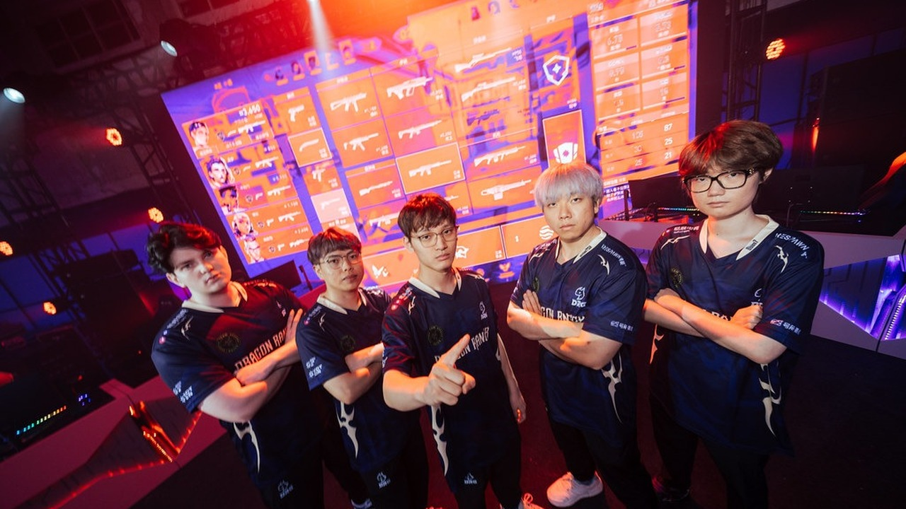 Les joueurs Valorant de Wolves Esports posent ensemble sur scène