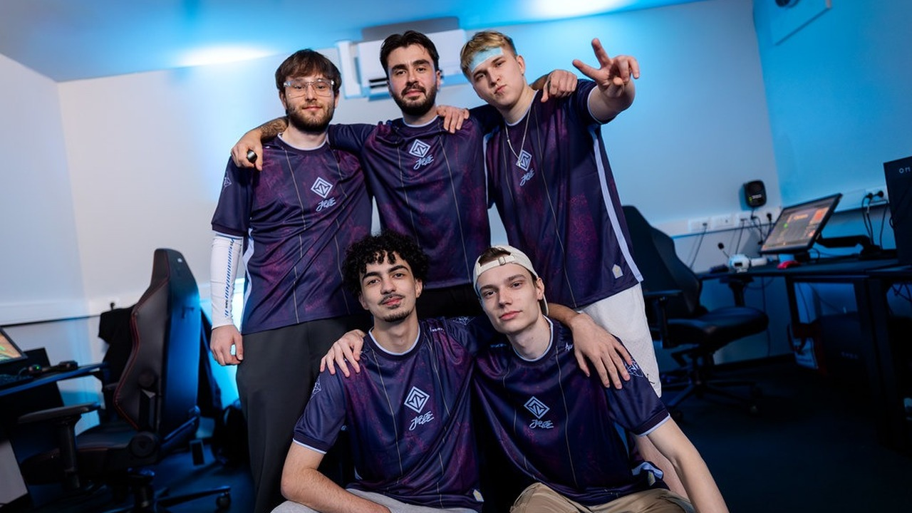 Joblife Valorant players pose together in team clothing
